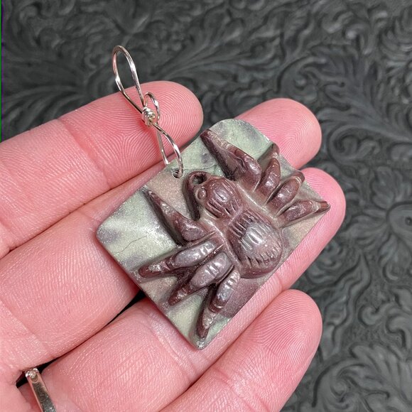 Hand Carved Tarantula Spider Pendant Ribbon Jasper Stone Jewelry - Picture 3 of 5
